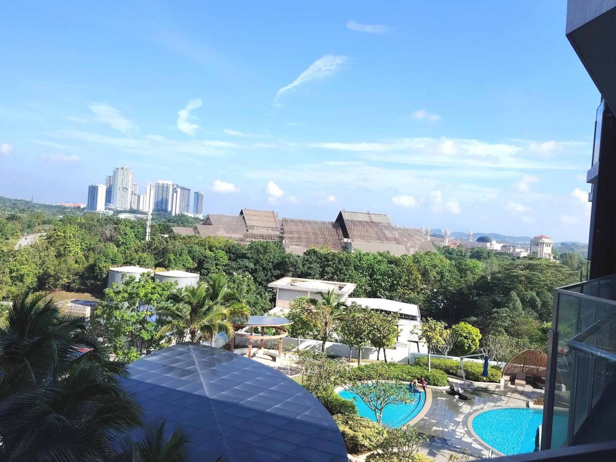 Apartment Almas Poolview Netflix 100mbps Bystay